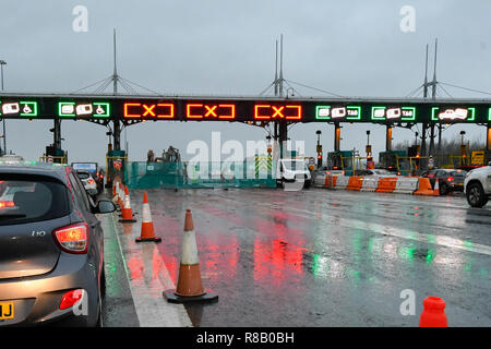 Severn Bridge, Wales, UK. 15. Dezember 2018. Die Arbeit mit den drei der Severn Bridge Mautstellen auf der Autobahn M4 in Wales, UK vor der Maut ab Montag, den 17. Dezember verschrottet werden, wenn es gratis ist, die Brücke zu überqueren. Foto: Graham Jagd-/Alamy leben Nachrichten Stockfoto