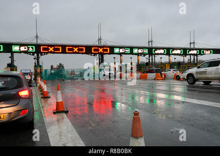 Severn Bridge, Wales, UK. 15. Dezember 2018. Die Arbeit mit den drei der Severn Bridge Mautstellen auf der Autobahn M4 in Wales, UK vor der Maut ab Montag, den 17. Dezember verschrottet werden, wenn es gratis ist, die Brücke zu überqueren. Foto: Graham Jagd-/Alamy leben Nachrichten Stockfoto