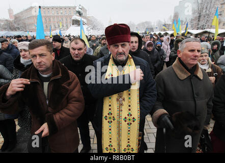 Kiew, Kiew, Ukraine. 15 Dez, 2018. Ein orthodoxer Priester während der Gebete gesehen. Ukrainischen gläubigen Gebete während der Einigung des Rates über die Schaffung eines neuen Ukrainischen Orthodoxen Kirche vor dem St. Sophia Kathedrale in Kiew, Ukraine. Die Vereinigung Rat wird voraussichtlich die Charta der Ukrainischen Orthodoxen Kirche zu genehmigen und die Leiter der neuen Kirche am 15. Dezember 2018 aus. Credit: Pavlo Gontschar/SOPA Images/ZUMA Draht/Alamy leben Nachrichten Stockfoto