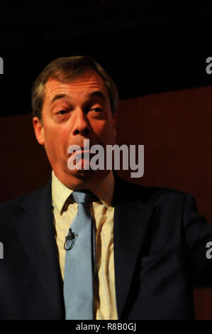 London, Großbritannien. 15. Dezember, 2018. Ein bestürzt Nigel Farage, Adressen wütend Brexit Wähler, an seinem Verlassen bedeutet Kampagne in London Kreditkarte hinterlassen: Dario Earl/Alamy leben Nachrichten Stockfoto