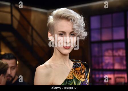 14. Dezember 2018, Köln: Die Österreichische Poetry Slammer und Kabarettistin Lisa Eckhart (eigentlich Lisa Lasselsberger) ist ein Gast auf der WDR-Talkshow "Kölner Treff. Foto: Horst Galuschka/dpa Stockfoto