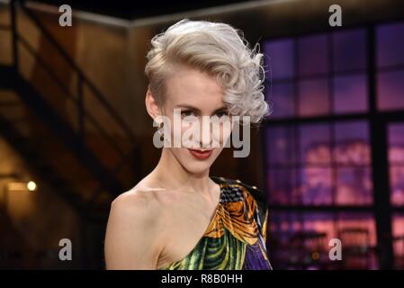 14. Dezember 2018, Köln: Die Österreichische Poetry Slammer und Kabarettistin Lisa Eckhart (eigentlich Lisa Lasselsberger) ist ein Gast auf der WDR-Talkshow "Kölner Treff. Foto: Horst Galuschka/dpa Stockfoto