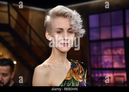 14. Dezember 2018, Köln: Die Österreichische Poetry Slammer und Kabarettistin Lisa Eckhart (eigentlich Lisa Lasselsberger) ist ein Gast auf der WDR-Talkshow "Kölner Treff. Foto: Horst Galuschka/dpa Stockfoto
