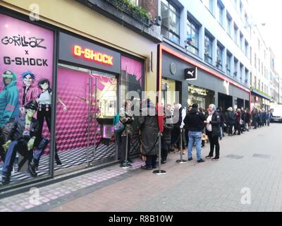 London Start: Die Leute stehen Schlange für neue limitierte Edition von Nudel- und Russel Uhren von Casio G-Sshock und Gorillaz zum 35. Zusammenarbeit, London, UK Stockfoto