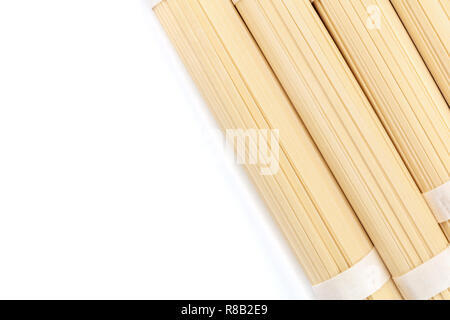 Einzeln verpackt Udon Nudeln, geschossen von oben auf einen weißen Hintergrund, eine design Vorlage mit Kopie Raum Stockfoto