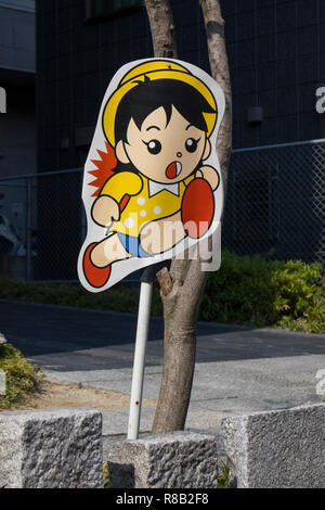 Fukuoka, Japan - 18. Oktober 2018: Zeichen für das Spielen und die Kreuzung Kinder auf der Straße in Japan, auf die man achten sollte Stockfoto
