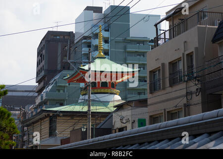 Fukuoka, Japan - Oktober 18, 2018: Historische Tochoji Tempel zwischen moderne Gebäude in Hakata, Fukuoka City Stockfoto