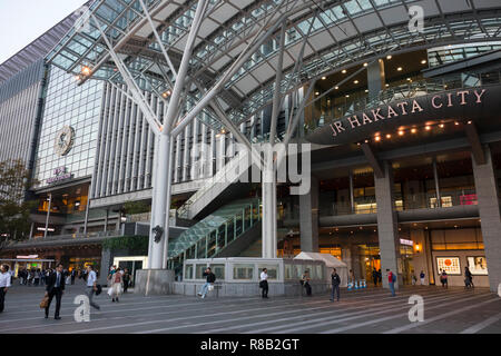 Fukuoka, Japan - Oktober 18, 2018: Vor dem Eingang der JR Hakata Bahnhof in Fukuoka, Northern Kyushu Stockfoto