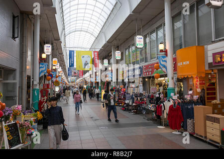 Fukuoka, Japan - 19. Oktober 2018: überdachte Einkaufspassage Kawabata Shotengai in Länge der Innenstadt von Fukuoka. Stockfoto