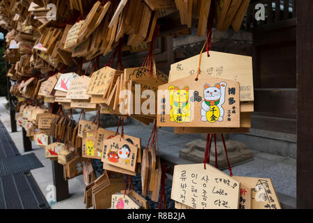 Fukuoka, Japan, Oktober 19,2018: Ema, kleinen hölzernen Tafeln mit Wünsche und Gebete am Kushida jinja Schrein in Fukuoka. Stockfoto