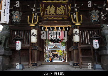 Fukuoka, Japan-October 19, 2018: Gate Eingang zum Schrein Kushida Ninja in Fukuoka, Kyushu, Japan Stockfoto