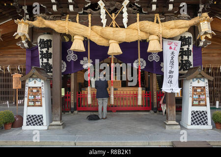 Fukuoka, Japan-October 19, 2018: Traditionelle dekorierten Aula der Kushida ninja Heiligtum in Fukuoka, Kyushu, Japan Stockfoto