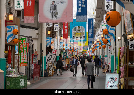 Fukuoka, Japan - 19. Oktober 2018: überdachte Einkaufspassage Kawabata Shotengai in Länge der Innenstadt von Fukuoka. Stockfoto