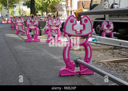 Fukuoka, Japan - 20. Oktober 2018: freundlich aussehenden Schutzzaun auf einer Baustelle in Fukuoka. Stockfoto