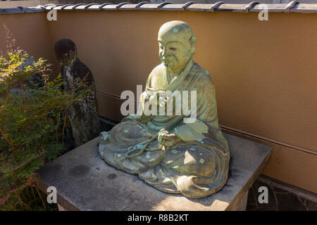 Fukuoka, Japan - 20. Oktober 2018: alte Stein Buddha Statue am Sumiyoshi shrine in Fukuoka. Stockfoto