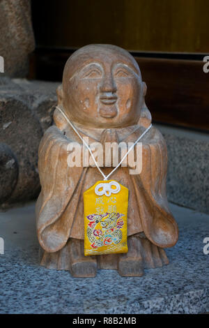 Fukuoka, Japan - 20. Oktober 2018: alte Stein Buddha Statue mit einem japanischen Amulett namens des an der Shofukuji temple Gründen Stockfoto