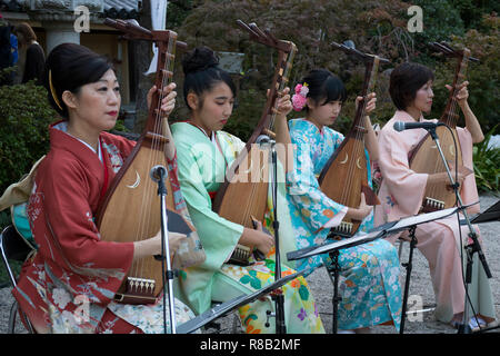 Fukuoka, Japan - 20. Oktober 2018: Damen Band im Kimono spielen die Biwa Musikinstrument für das Hakata Tomyo beobachten Festival Stockfoto