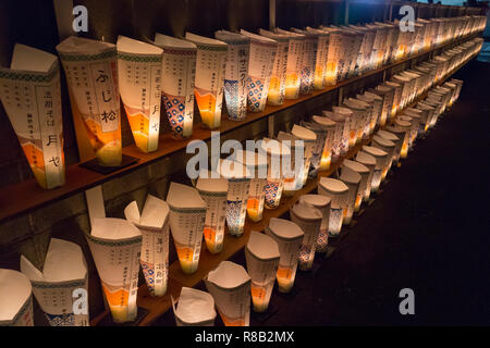 Fukuoka, Japan - 20. Oktober 2018: Reihen von bunten Papierlaternen für die Hakata Tomyo beobachten Festival am Shofokuji Tempel Stockfoto