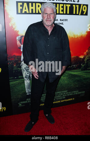 BEVERLY HILLS, Los Angeles, CA, USA - 19. SEPTEMBER: Ron Perlman am Los Angeles Premiere von Briarcliff Entertainment's 'Fahrenheit 11/09" an der Samuel Goldwyn Theater an der Akademie der Künste und der Wissenschaften am 19. September 2018 in Beverly Hills, Los Angeles, Kalifornien, USA. (Foto von Xavier Collin/Image Press Agency) Stockfoto