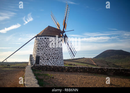 Charakteristische Mühle von Fuerteventura, Kanarische Inseln Stockfoto