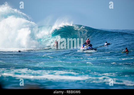 Lanzarote - November 28, 2018: Surfer in der Big Wave, Wettbewerb "quemao Klasse' in Lanzarote, Kanarische Inseln Stockfoto