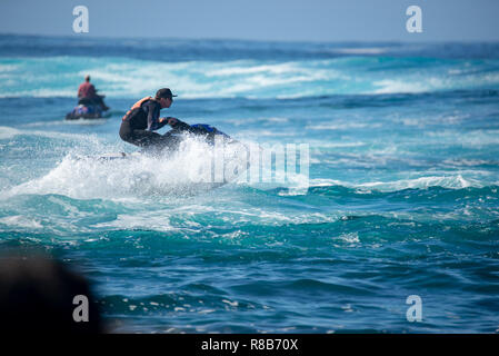 Lanzarote - November 28, 2018: Surfer in der Big Wave, Wettbewerb "quemao Klasse' in Lanzarote, Kanarische Inseln Stockfoto