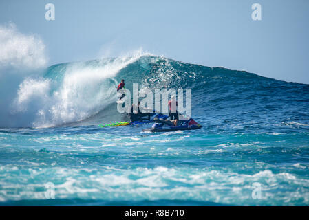 Lanzarote - November 28, 2018: Surfer in der Big Wave, Wettbewerb "quemao Klasse' in Lanzarote, Kanarische Inseln Stockfoto