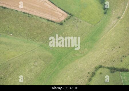 "Wellen und Zeit', Erde Skulptur von Chris Drury, Wolds Way, Thixendale, North Yorkshire, 2017. Schöpfer: Historisches England Fotograf. Stockfoto
