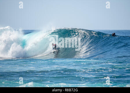 Lanzarote - November 28, 2018: Surfer in der Big Wave, Wettbewerb "quemao Klasse' in Lanzarote, Kanarische Inseln Stockfoto