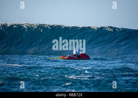 Lanzarote - November 28, 2018: Surfer in der Big Wave, Wettbewerb "quemao Klasse' in Lanzarote, Kanarische Inseln Stockfoto