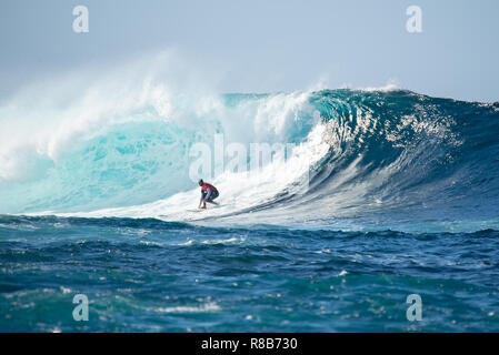 Lanzarote - November 28, 2018: Surfer in der Big Wave, Wettbewerb "quemao Klasse' in Lanzarote, Kanarische Inseln Stockfoto