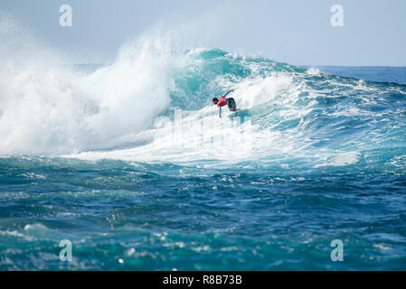 Lanzarote - November 28, 2018: Surfer in der Big Wave, Wettbewerb "quemao Klasse' in Lanzarote, Kanarische Inseln Stockfoto