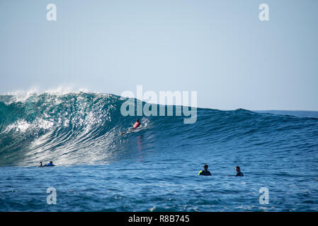 Lanzarote - November 28, 2018: Surfer in der Big Wave, Wettbewerb "quemao Klasse' in Lanzarote, Kanarische Inseln Stockfoto