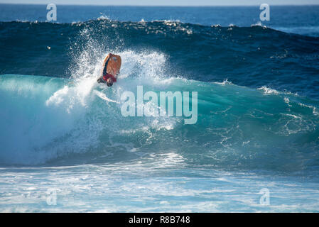 Lanzarote - November 28, 2018: Surfer in der Big Wave, Wettbewerb "quemao Klasse' in Lanzarote, Kanarische Inseln Stockfoto