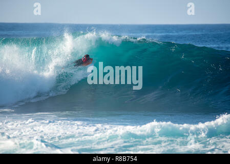 Lanzarote - November 28, 2018: Surfer in der Big Wave, Wettbewerb "quemao Klasse' in Lanzarote, Kanarische Inseln Stockfoto