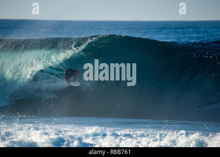 Lanzarote - November 28, 2018: Surfer in der Big Wave, Wettbewerb "quemao Klasse' in Lanzarote, Kanarische Inseln Stockfoto