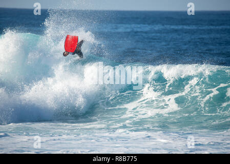 Lanzarote - November 28, 2018: Surfer in der Big Wave, Wettbewerb "quemao Klasse' in Lanzarote, Kanarische Inseln Stockfoto