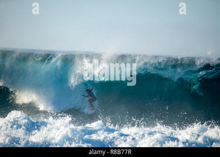 Lanzarote - November 28, 2018: Surfer in der Big Wave, Wettbewerb "quemao Klasse' in Lanzarote, Kanarische Inseln Stockfoto