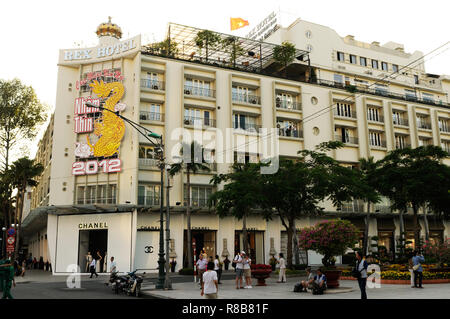 Vietnam: Die berühmten Rex Hotel in Ho Chi Ming Stadt neben der Oper Stockfoto