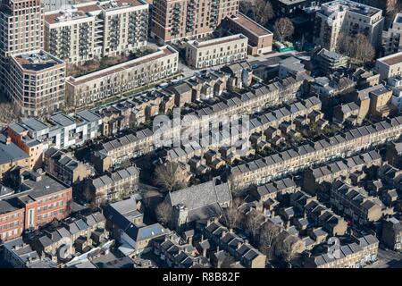 Reihenhäuser entlang Larcom Street, Walworth, London, 2018. Schöpfer: Historisches England Fotograf. Stockfoto