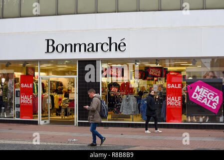 Bonmarche fashion shop shop in der High Street, Southend On Sea, Essex, Großbritannien mit Verkauf Zeichen im Schaufenster. Halber Preis, mega Angebote. Passanten Stockfoto