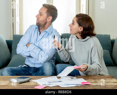 Wütende junge Paar argumentieren über Kreditkarte Schulden während Rechnungswesen home Finanzen Rechnungen bezahlen Hypothek Kontoauszüge und Aufwendungen Gefühl de Betonte Stockfoto