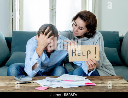 Junges Paar accounting Home Finanzen Rechnungen bezahlen Hypothek Kontoauszüge und Aufwendungen Verzweiflung, so viele Schulden in schlechten betonte financi Stockfoto