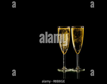 Zwei Gläser mit Sekt Champagner oder Wein bereit zu Toast in der Feier Konzept an Silvester Weihnachten Valentinstag und glückliche Zeiten isoliert Stockfoto