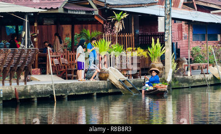 Thai Lady rudern Amphawa Kanäle Essen, Amphawa, Thailand zu verkaufen Stockfoto