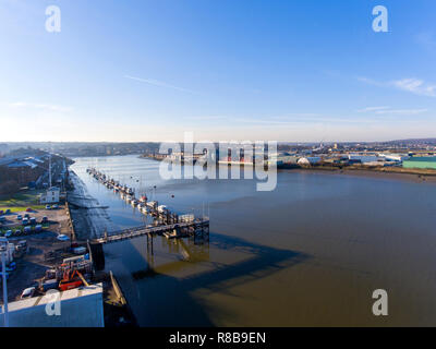 Medway bei Chatham durch den Historic Dockyard, drone Luftaufnahme Stockfoto