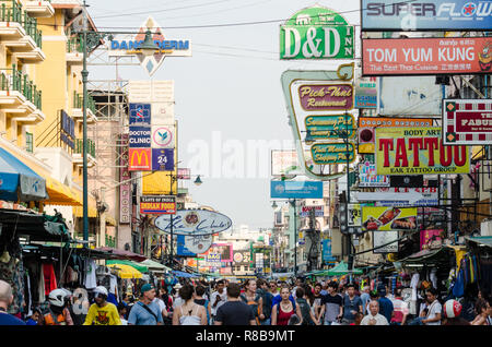 Schilder an der Khao San Road, Bangkok, Thailand Stockfoto