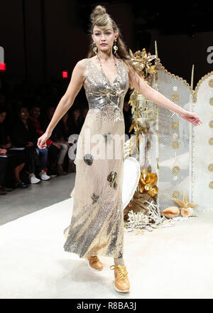 MANHATTAN, NEW YORK CITY, NY, USA - 10. SEPTEMBER: Modell Gigi Hadid, Jelena Noura Hadid Spaziergänge der Start- und Landebahn für Anna Sui während der New York Fashion Week: Die Shows - September 2018 gehalten in der Galerie ich am Frühling Studios am 10. September 2018 in Manhattan, New York City, New York, United States. (Foto von Xavier Collin/Image Press Agency) Stockfoto
