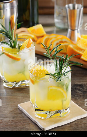 Gekühlt Cocktail aus Wodka und Tonic mit frisch gepresstem Orangensaft