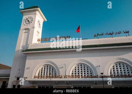 Casablanca, Marokko - 10. Dezember 2018: Blick auf die Altstadt Casa Voyageur Bahnhof Stockfoto